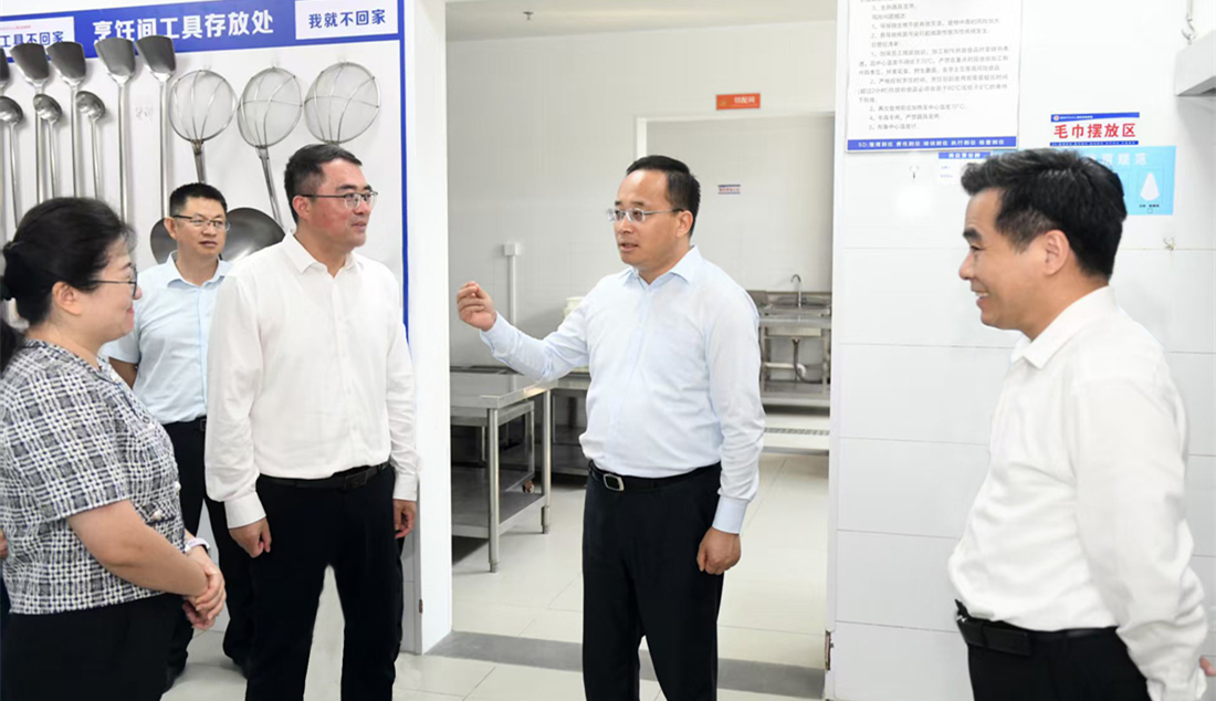 市領導調研推進“校園餐”安全和校園周邊環境綜...